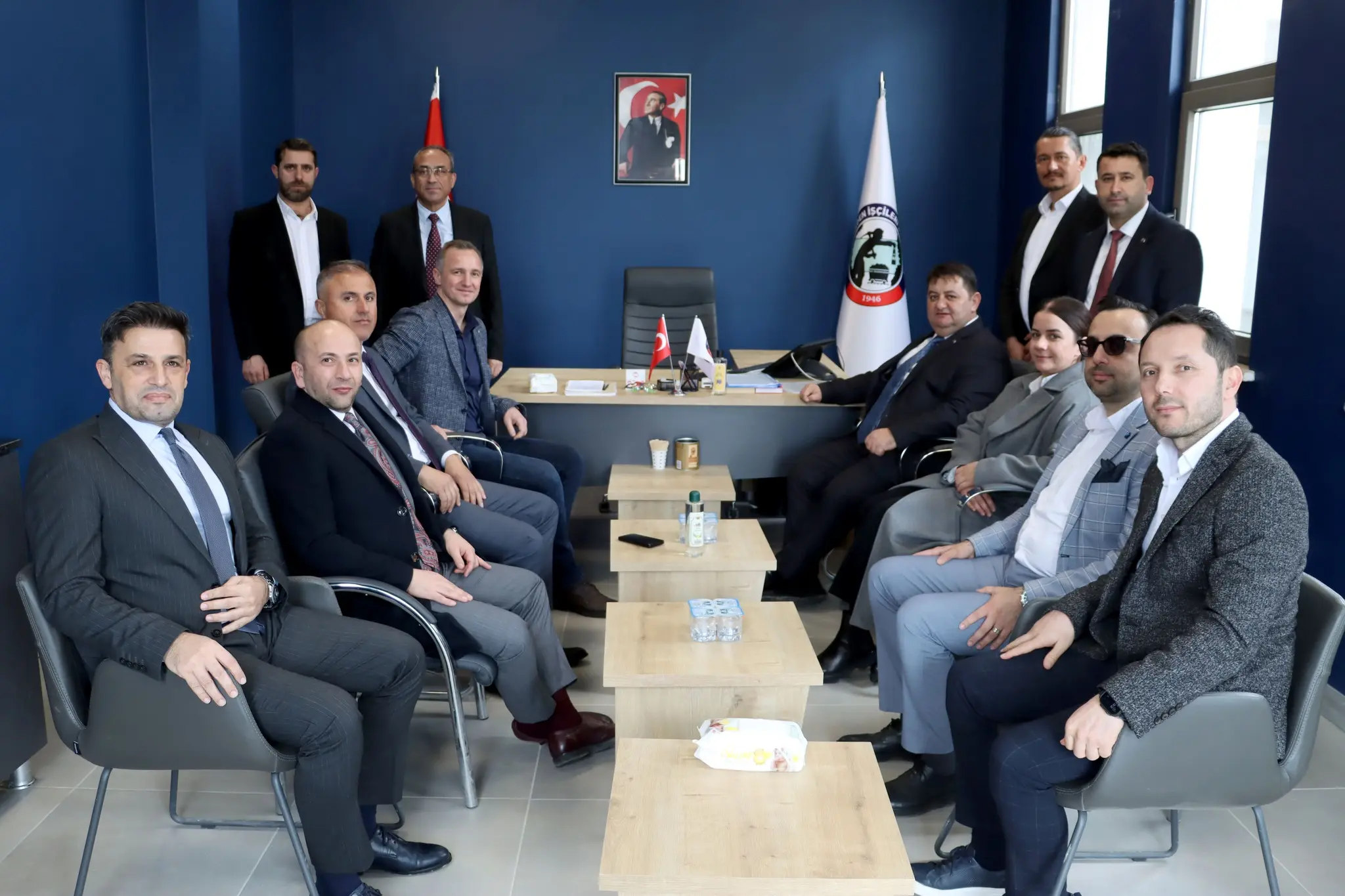 takım elbise ve yazı görseli olabilir