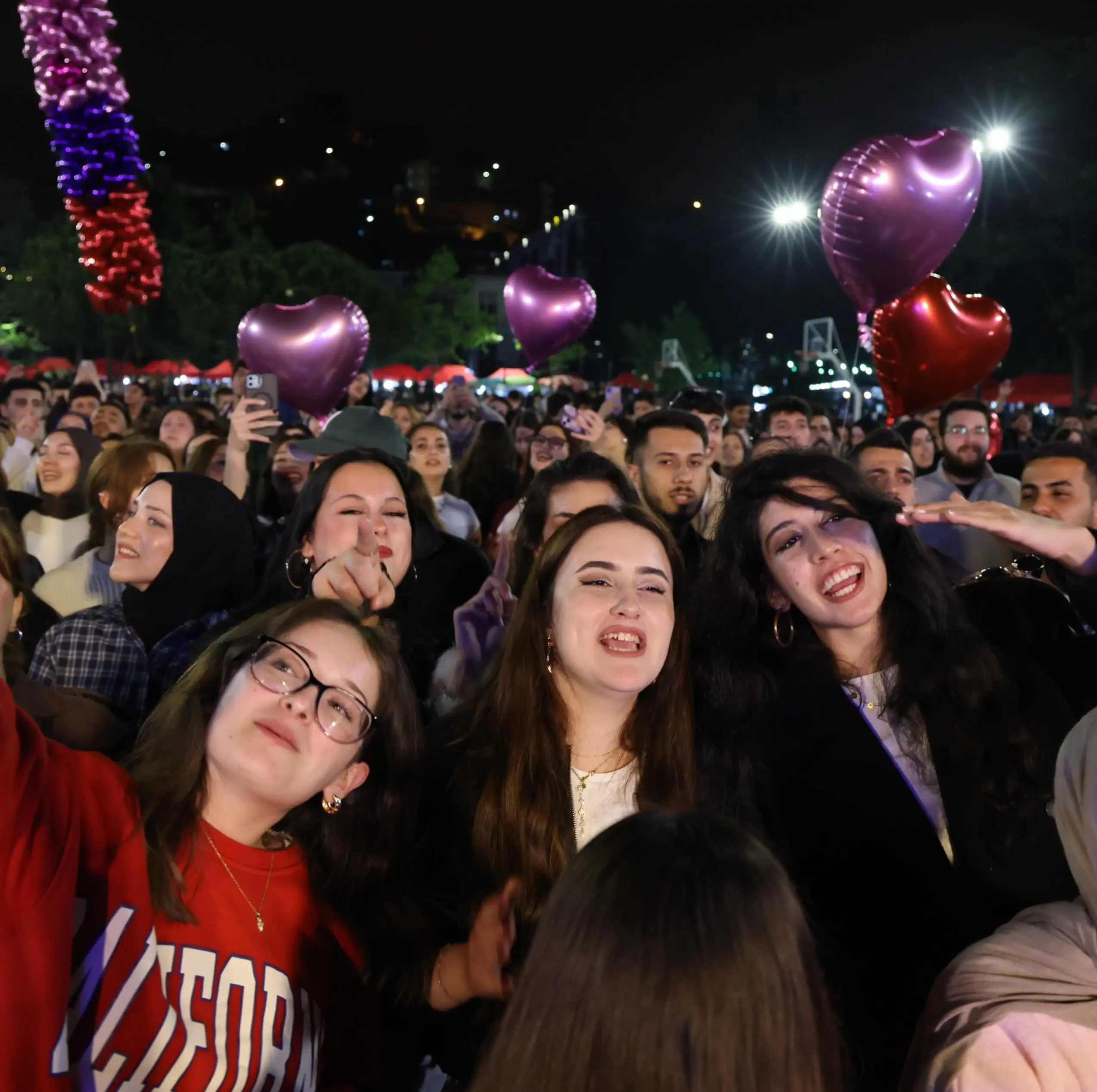 bir veya daha fazla kişi, kalabalık ve yazı görseli olabilir