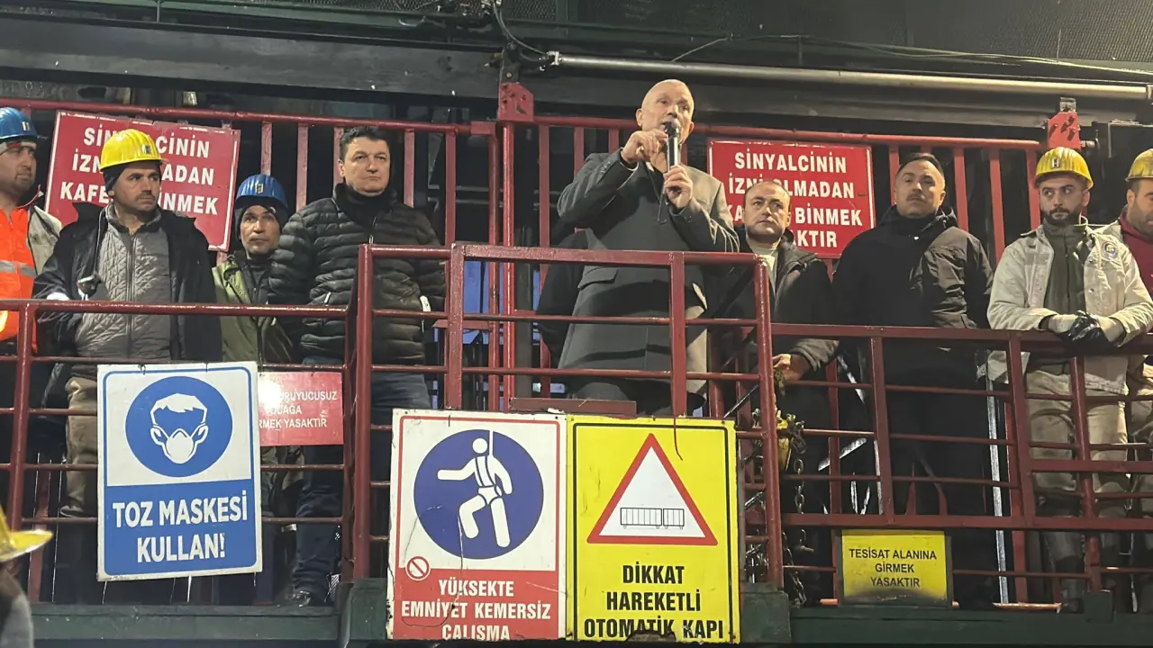 ‎bir veya daha fazla kişi, turnike, kalabalık ve ‎şunu diyen bir yazı '‎İZN SIM İMONCİNİN CININ ADAN KAFE: INMEK 州白 SİNYALCİNİN İZNİSLMADAN_ İZ LMADAN BİNMEK KTIR YucUSUZ OCAGA AMEK TOZ MASKESİ KULLAN! له YÜKSEKTE y't KEMERSİZ CA ISMA TESİSAT AL LANINA GİRMEK YASAKTIR DİKKAT HAREKETLİ OTOMATİK KAPI‎'‎‎ görseli olabilir