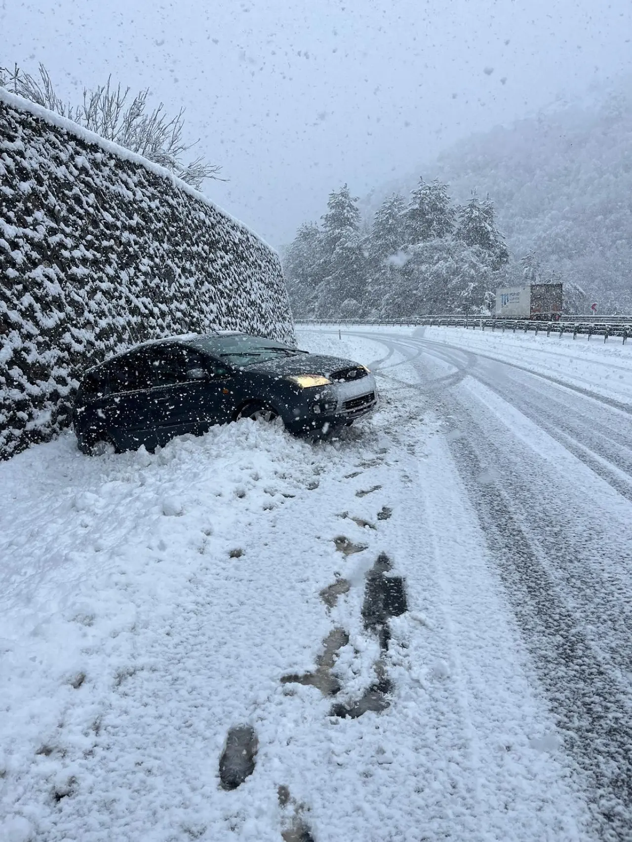 kar küreyici ve yol görseli olabilir
