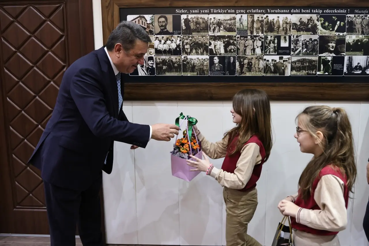 çocuk ve şunu diyen bir yazı 'Sizler, vani veni Türkive nin n evlatları orulsanız dahi beni takip edeceksiniz Mustel' görseli olabilir