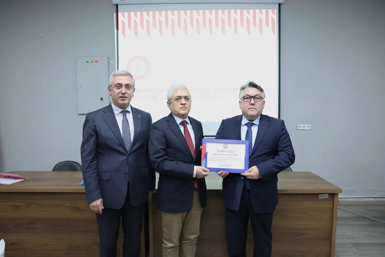 bir veya daha fazla kişi ve yazı görseli olabilir