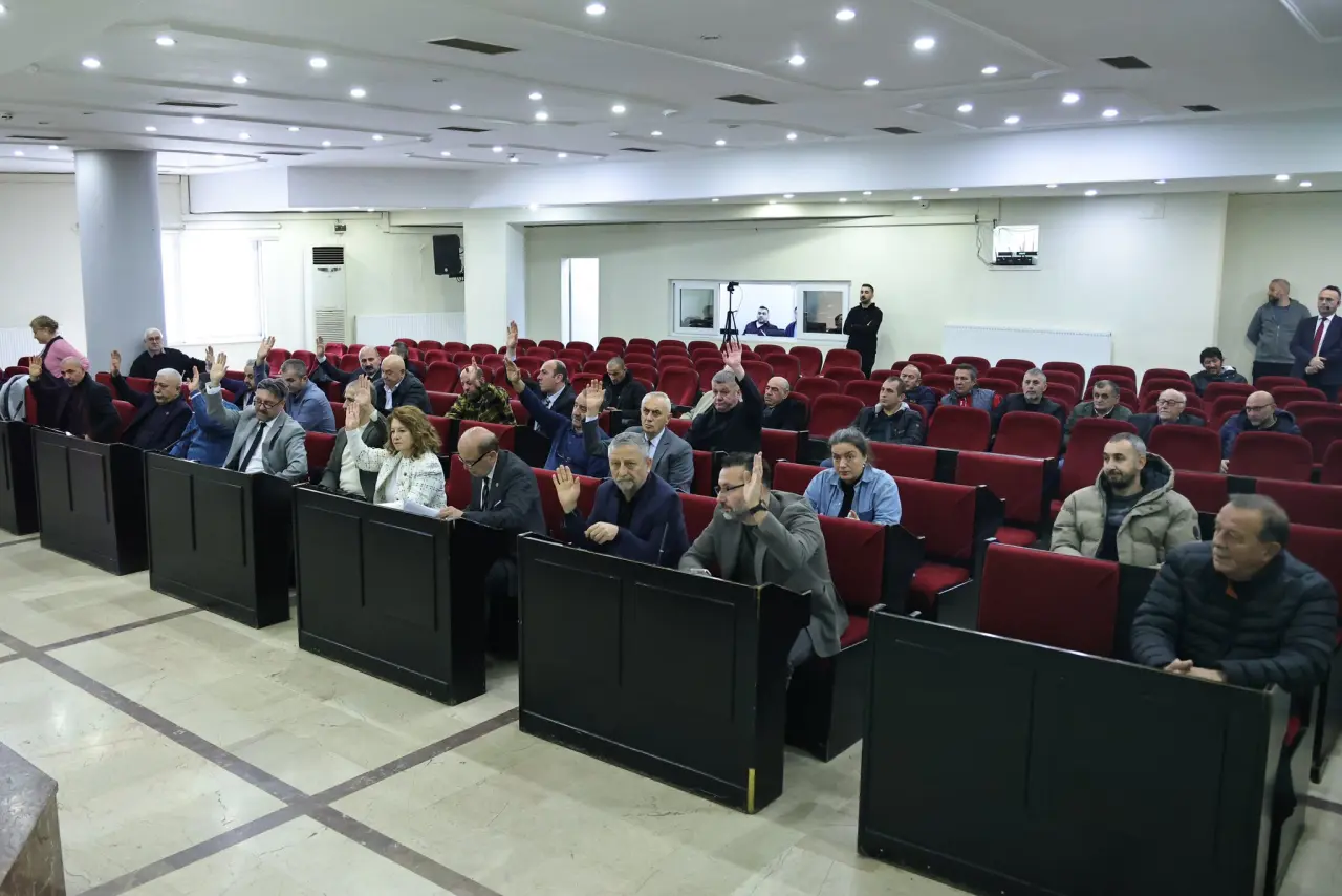 bir veya daha fazla kişi ve ders çalışan insanlar görseli olabilir