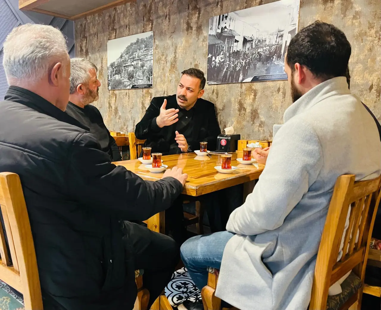 bir veya daha fazla kişi, satranç ve yazı görseli olabilir